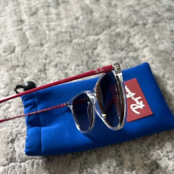 Ray-Ban KidsAuthentic mirrored glasses. Blue Protective Case included.